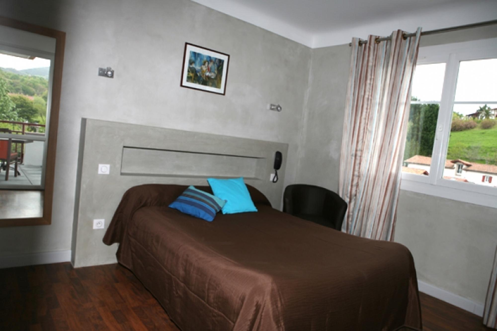 Logis Hotel Ur-Hegian Еноа Екстер'єр фото