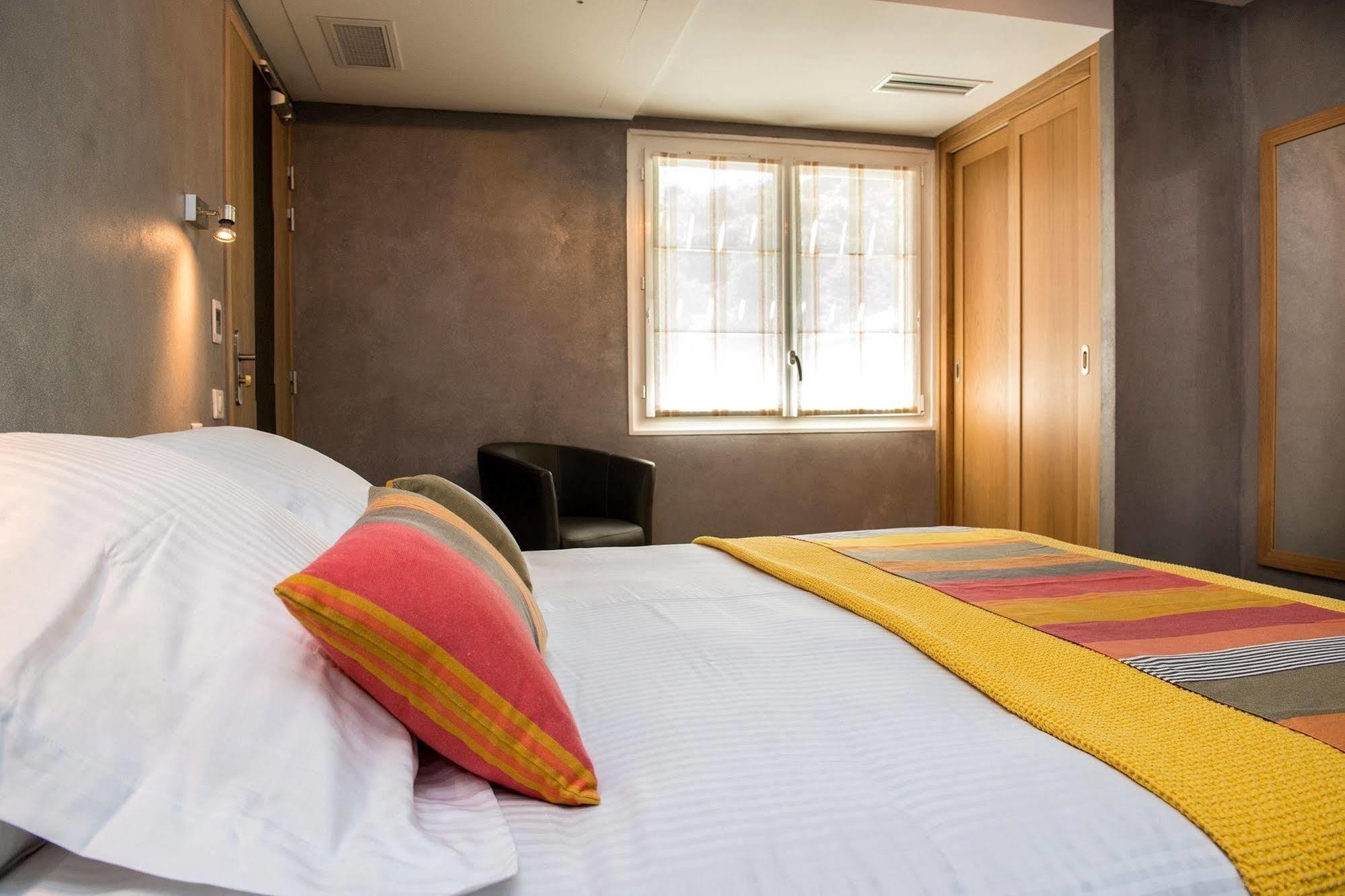 Logis Hotel Ur-Hegian Еноа Екстер'єр фото