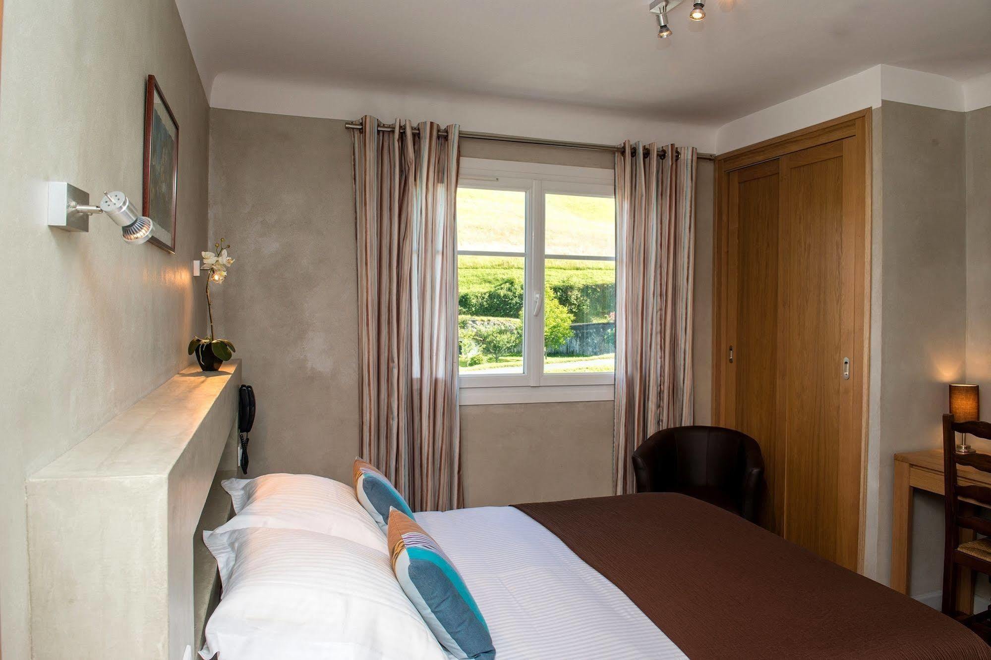 Logis Hotel Ur-Hegian Еноа Екстер'єр фото